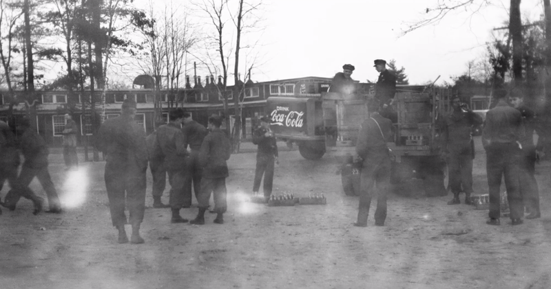 Illustration for article titled Newly discovered pictures show the everyday life of a WWII soldier